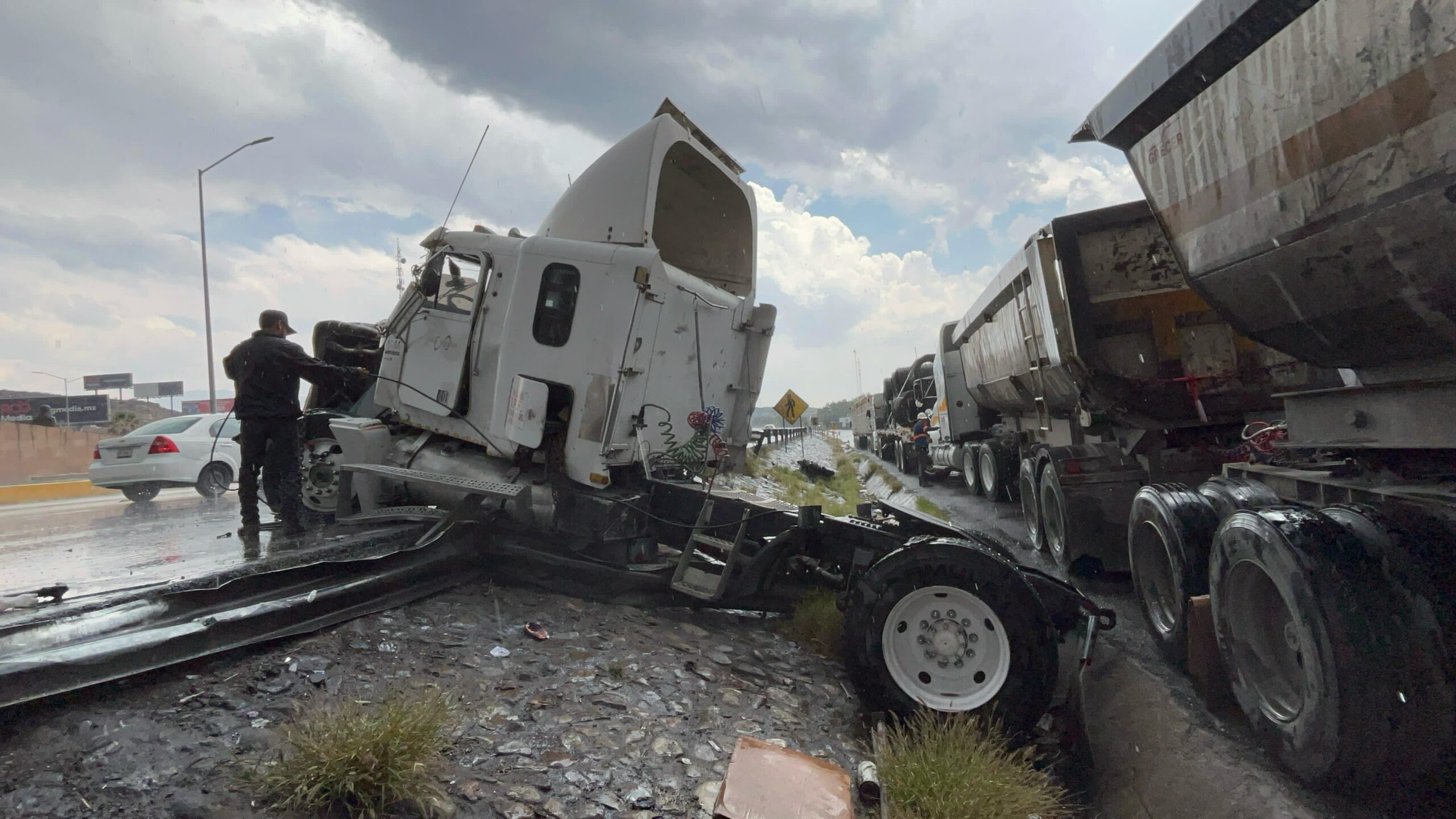 Trailero derrapa y termina herido, en Ramos Arizpe