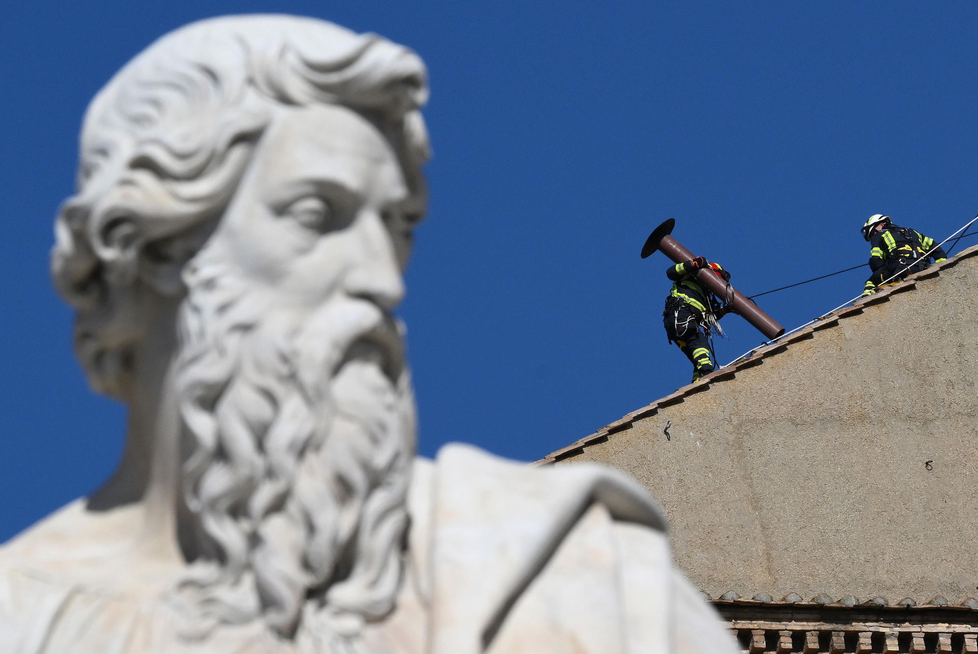 Se instala la chimenea en la Capilla Sixtina para el cónclave del sucesor del papa Francisco