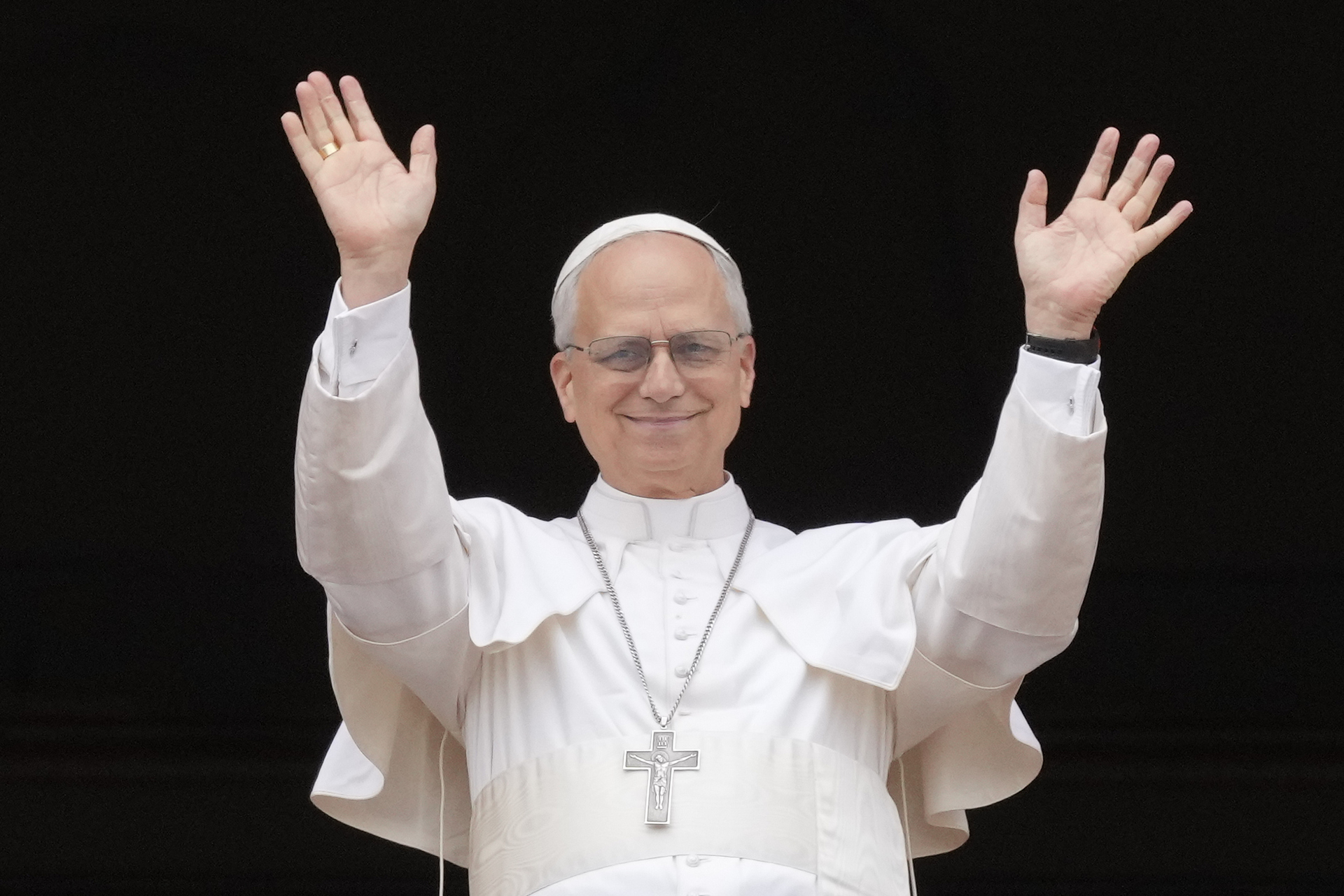 ‘Nunca más la guerra’, clama el papa León XIV al dirigir rezo en plaza de San Pedro, pide por Gaza y Ucrania
