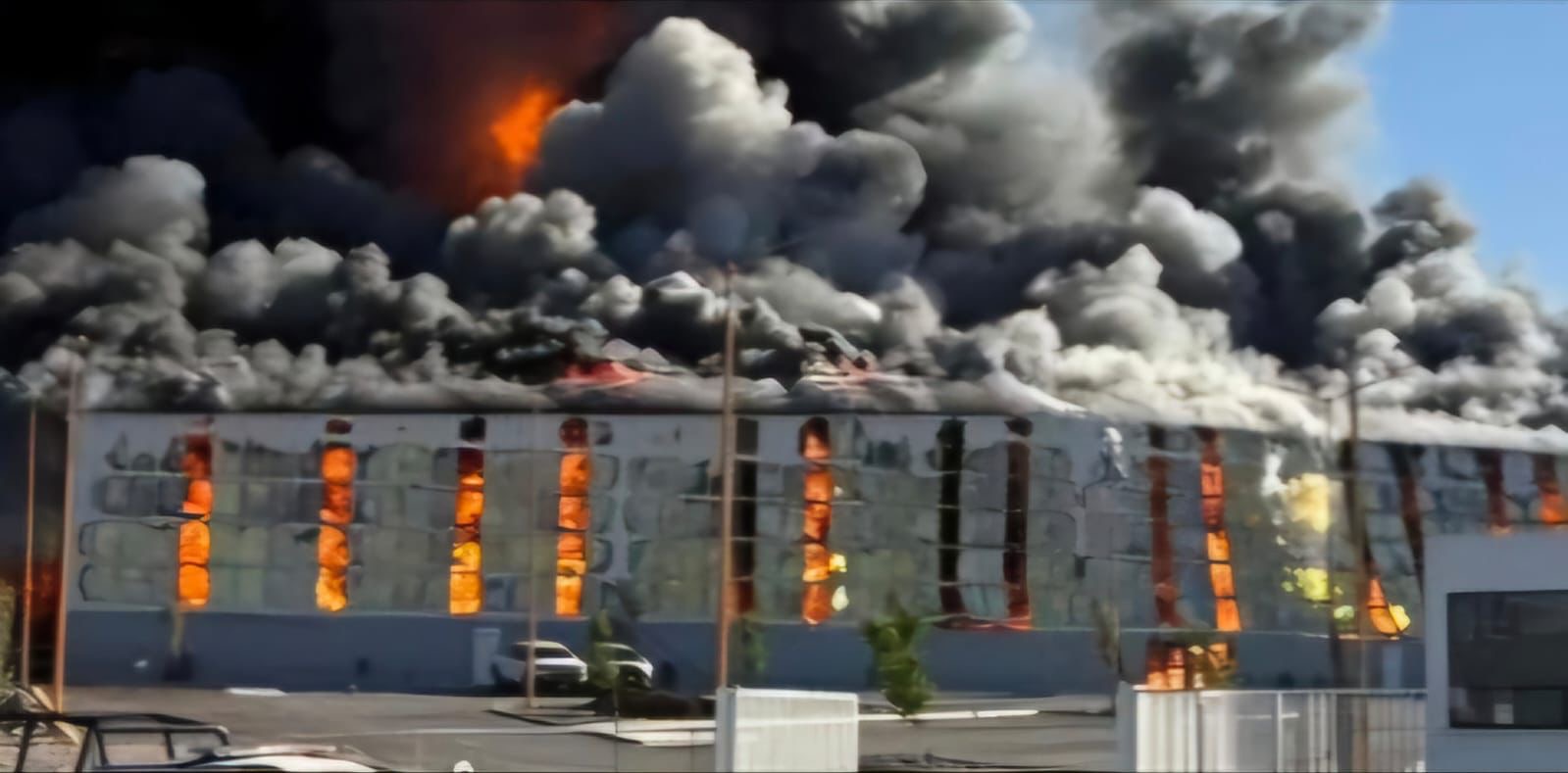 Fuerte incendio consume la Planta 5 de Daimay en Ramos Arizpe