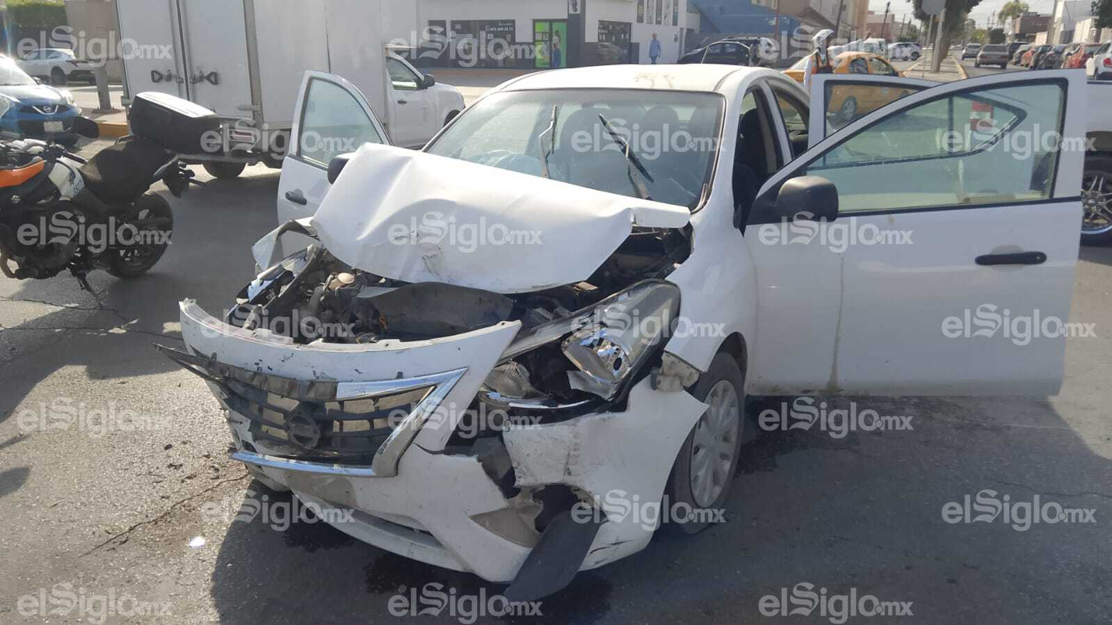 Cuatro lesionadas en choque entre camioneta y auto en bulevar Independencia