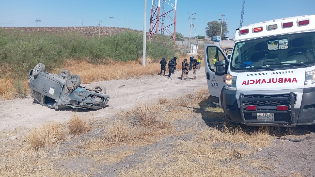 Pareja resulta lesionada tras volcadura en Bermejillo