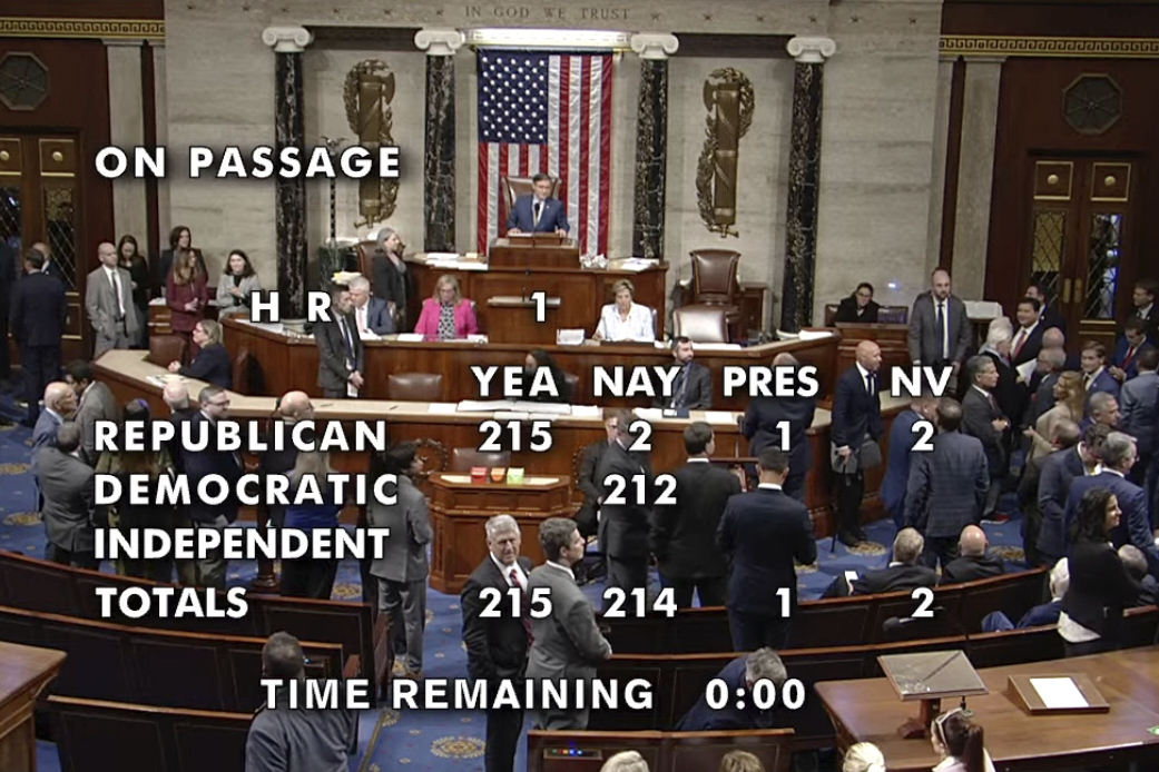 Cámara de Representantes aprueba plan fiscal de Donald Trump con impuesto a remesas