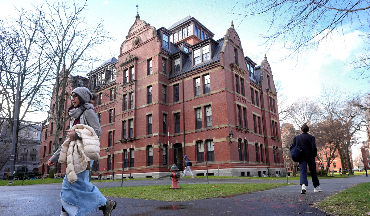 Jueza bloquea intento de Trump de prohibir extranjeros en Harvard