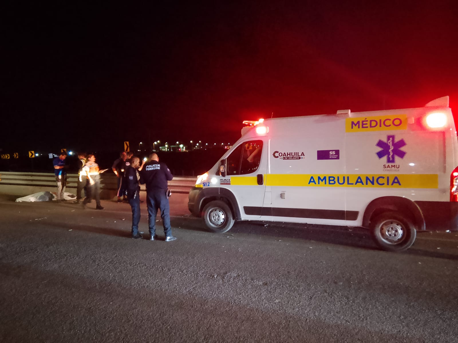 Hombre muere atropellado mientras revisaba su camioneta en el Libramiento Norte