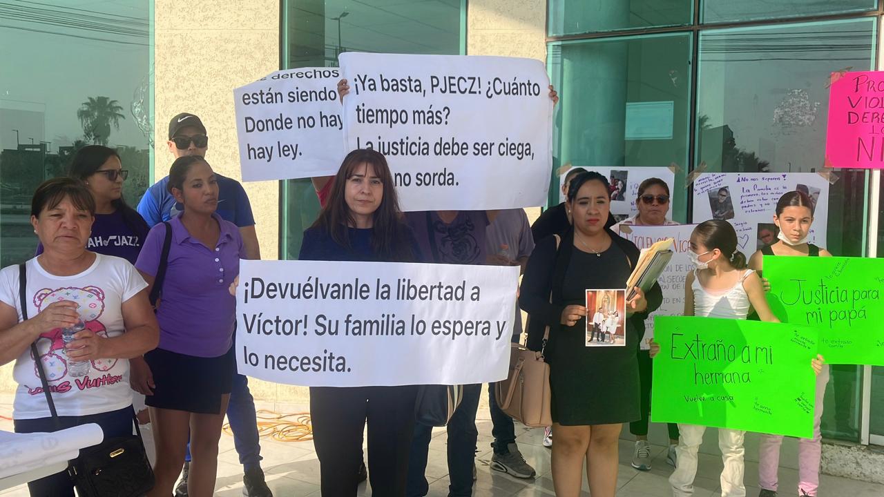 Padres de familia víctimas de violencia vicaria se plantaron a las afueras de la Fiscalía para exigir avances
