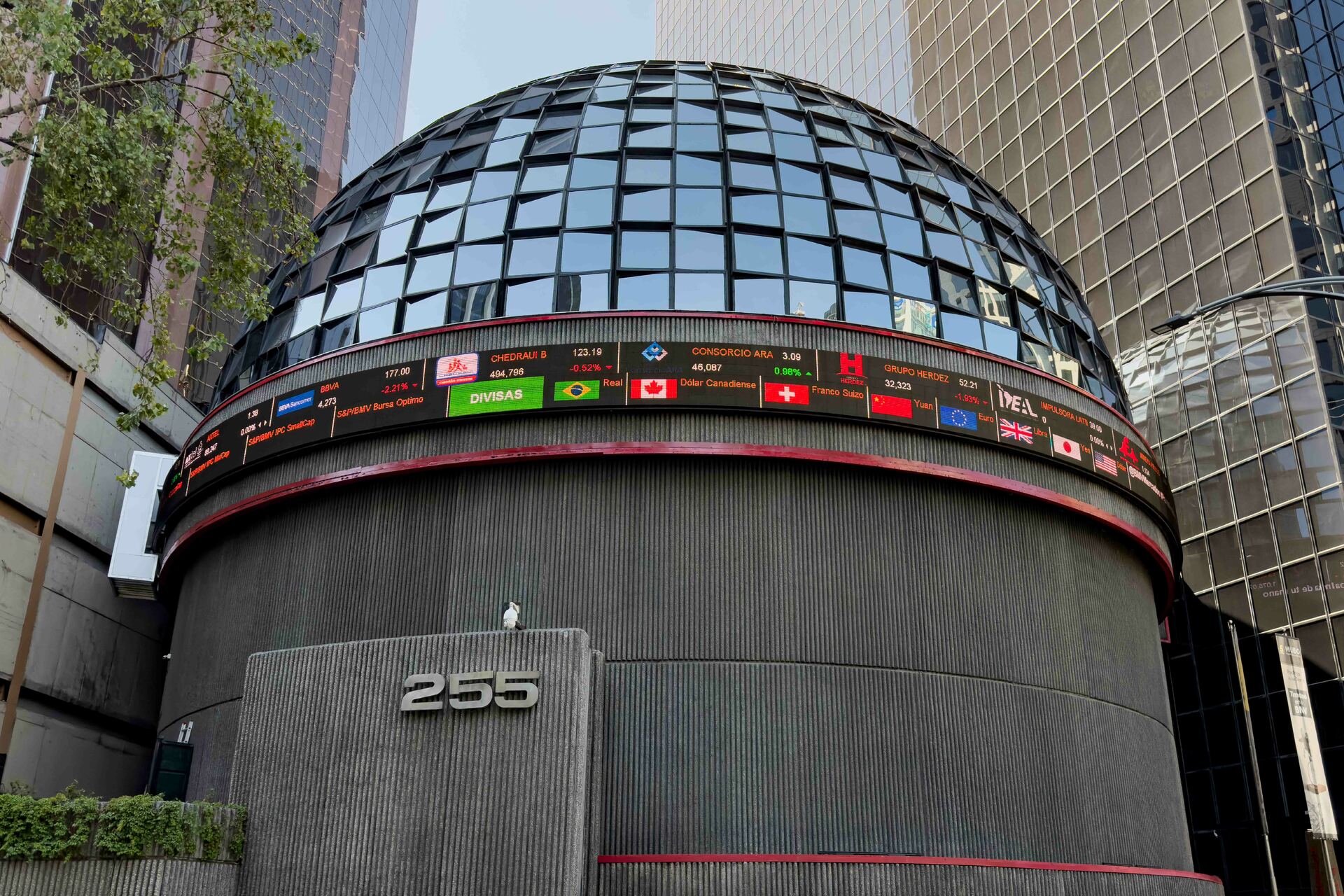Bolsa mexicana cierra mayo con avance del 2.81 % y liga cinco meses de ganancias