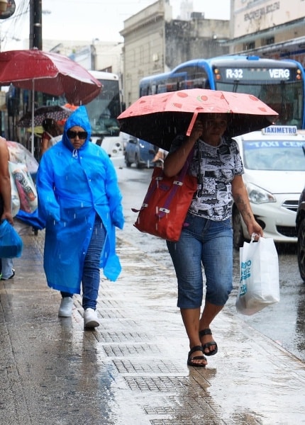 Vigilan onda tropical que se aproxima a la Península de Yucatán