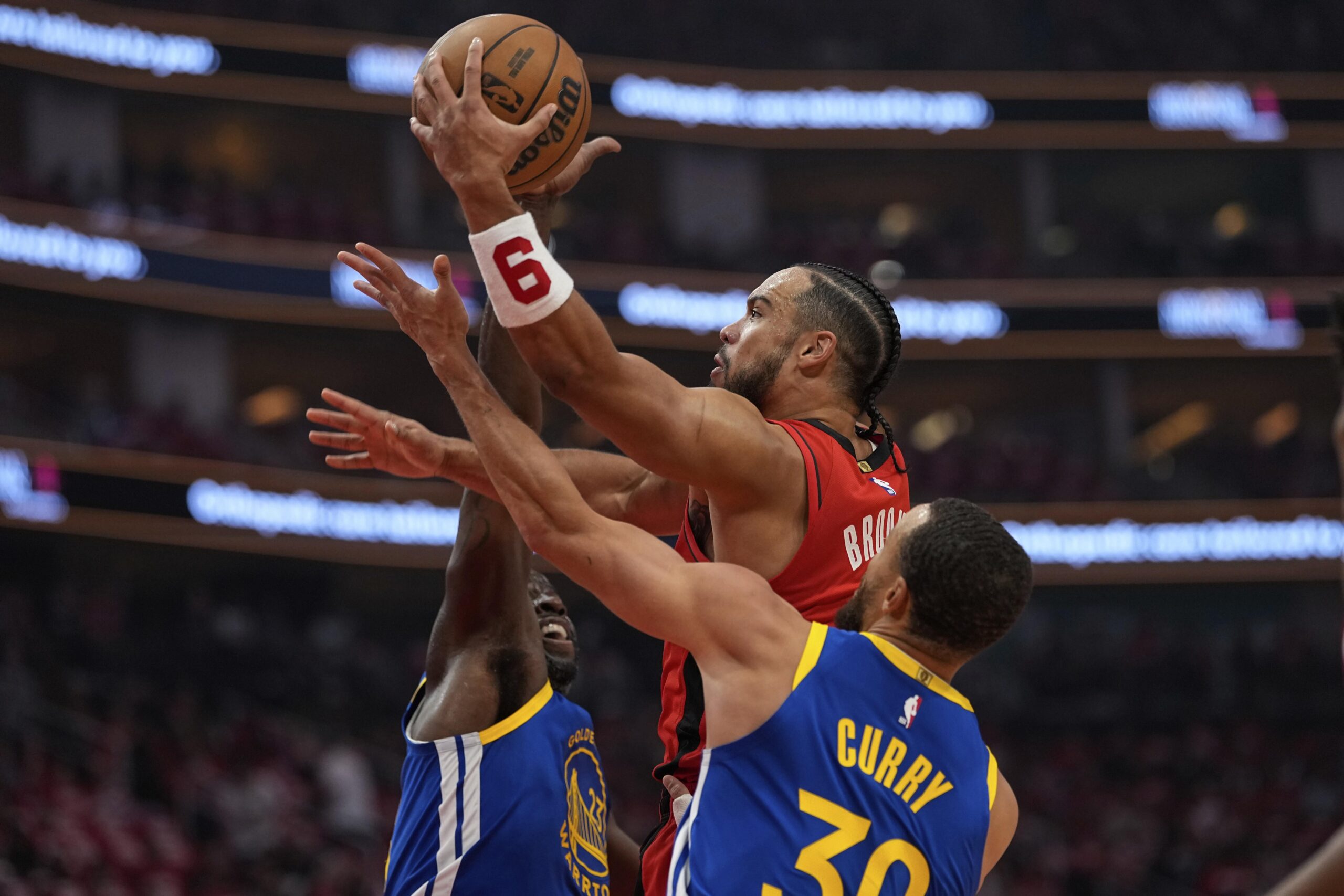 Rockets imponen su defensa y extienden la serie ante Warriors con actuación clave de Amen Thompson
