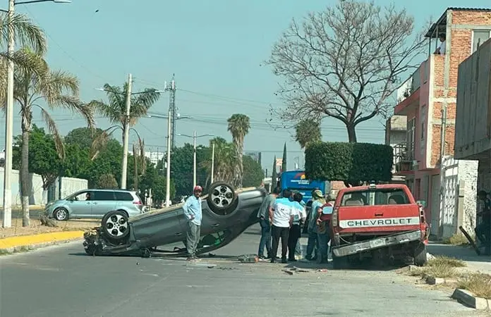 Vuelca un auto en el Fraccionamiento del Arco; acompañante ileso