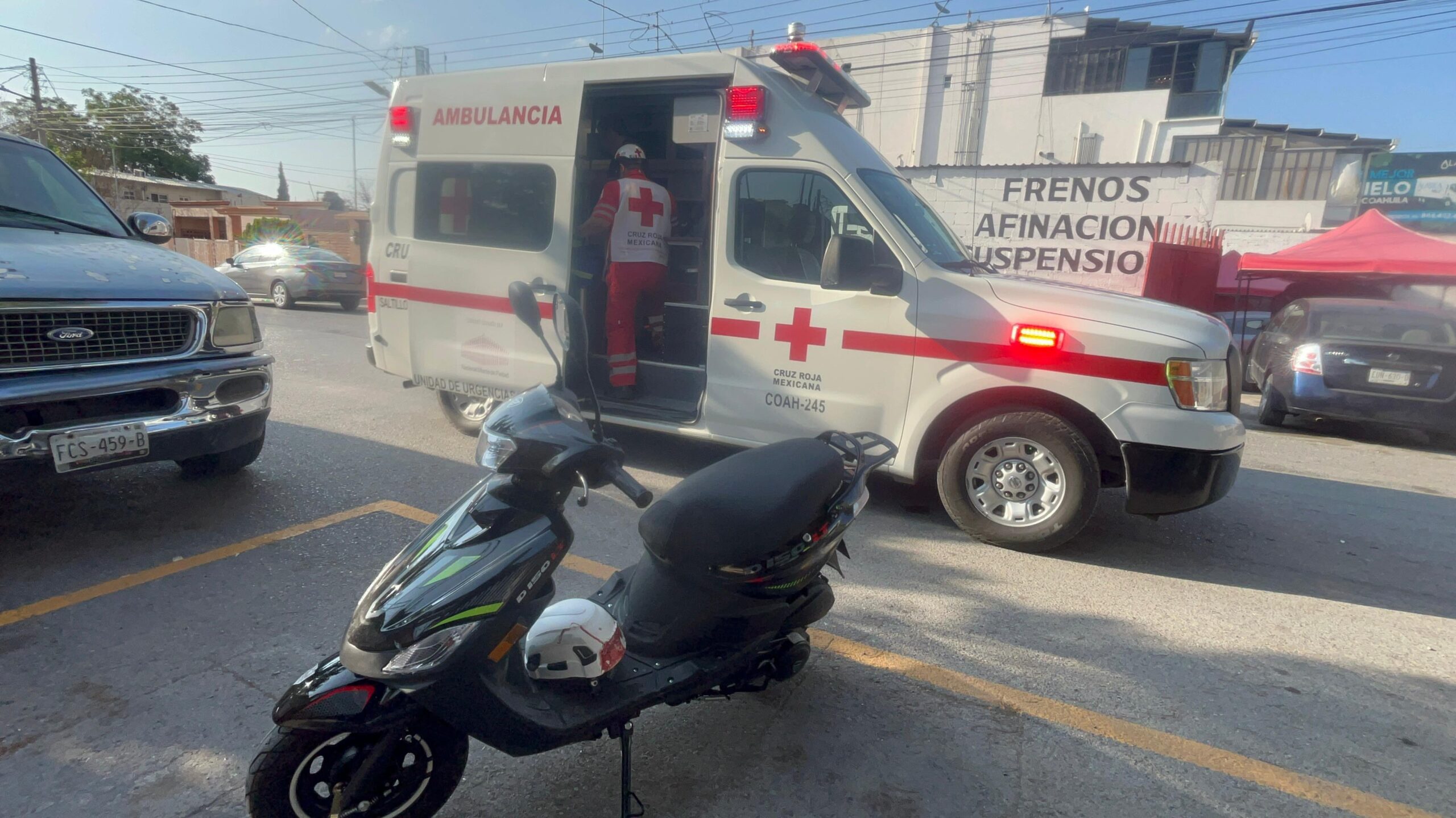 Motociclista sufre convulsión tras caer de su unidad en la colonia Virreyes, en Saltillo
