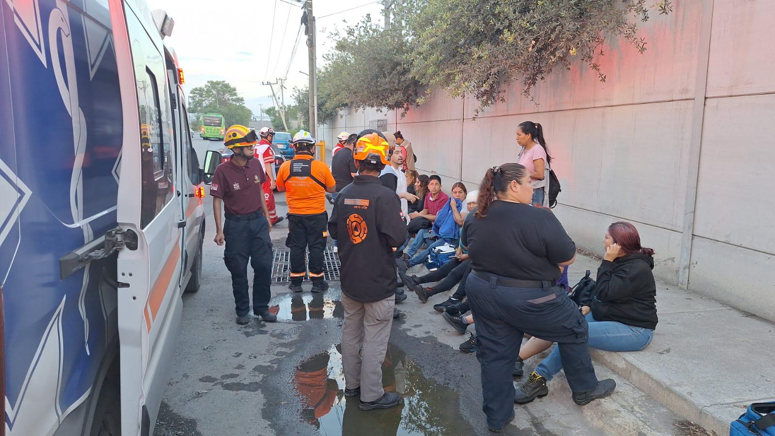 Volcadura de camión de personal deja un saldo de 20 heridos en Nuevo León