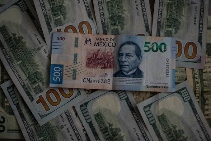 Dólar cierra en 19.95 pesos al mayoreo; ligera recuperación