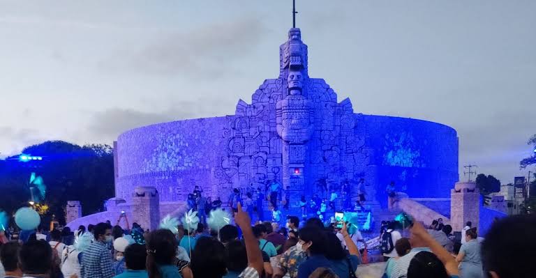 Mérida se tiñe de azul en apoyo al Día Mundial del Autismo
