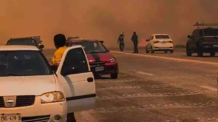 Reportan incendio en la carretera Mérida–Motul; tránsito lento