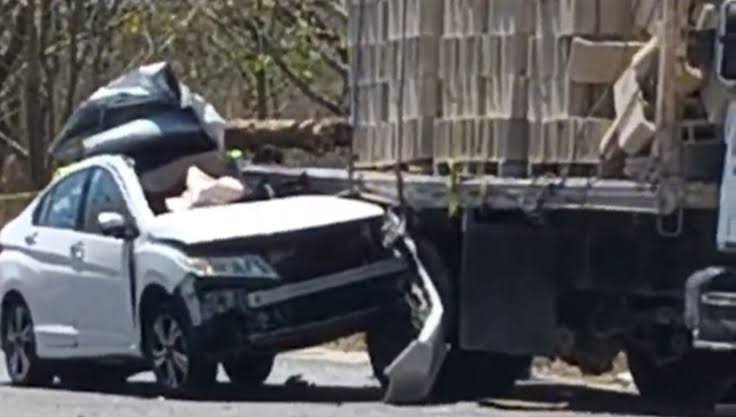 Mujer choca contra camión de carga en Arco Vial Norte; lesionados leves
