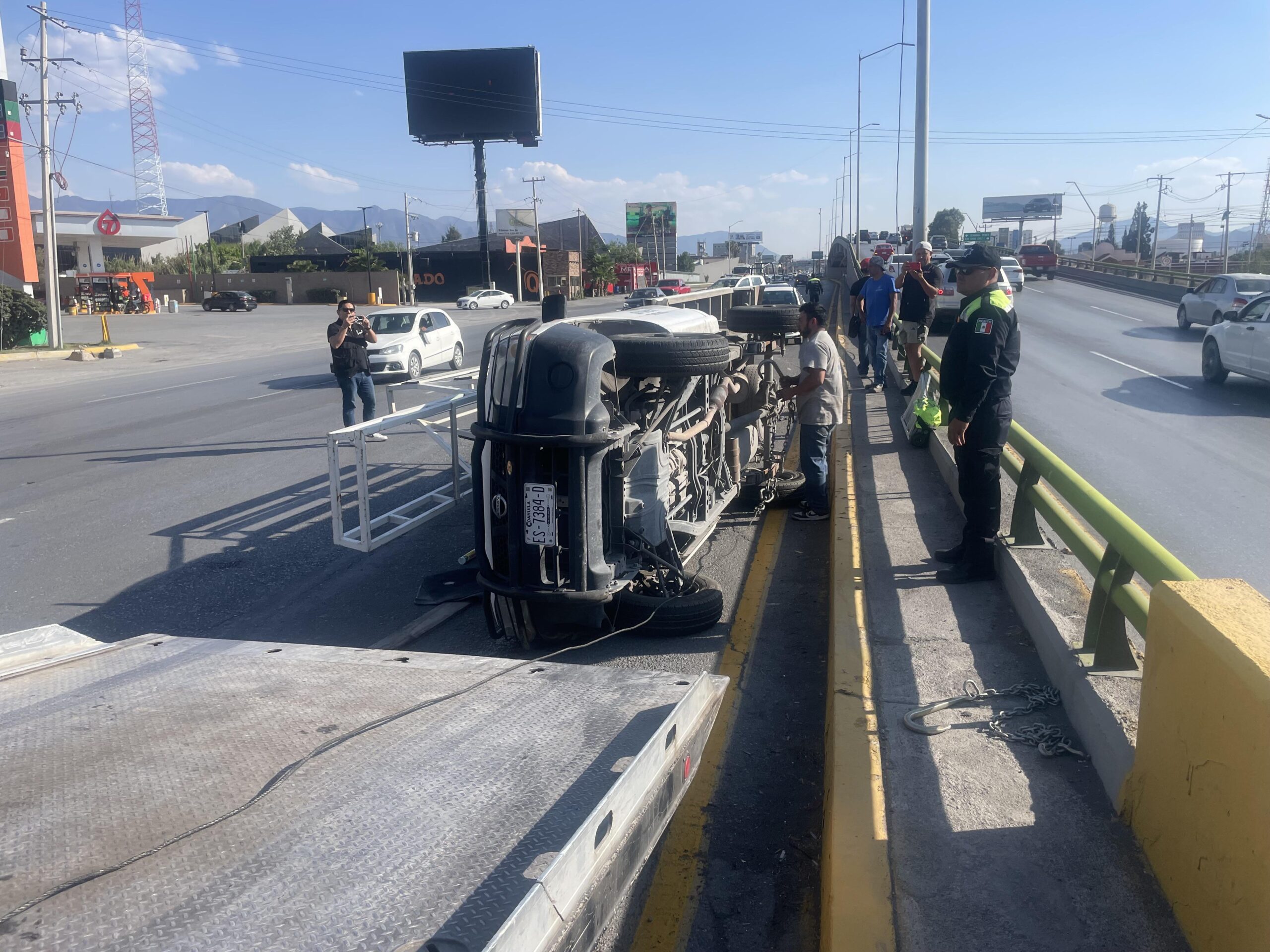 Empleado vuelca camioneta tras recibir ‘cerrón’ en bulevar Venustiano Carranza