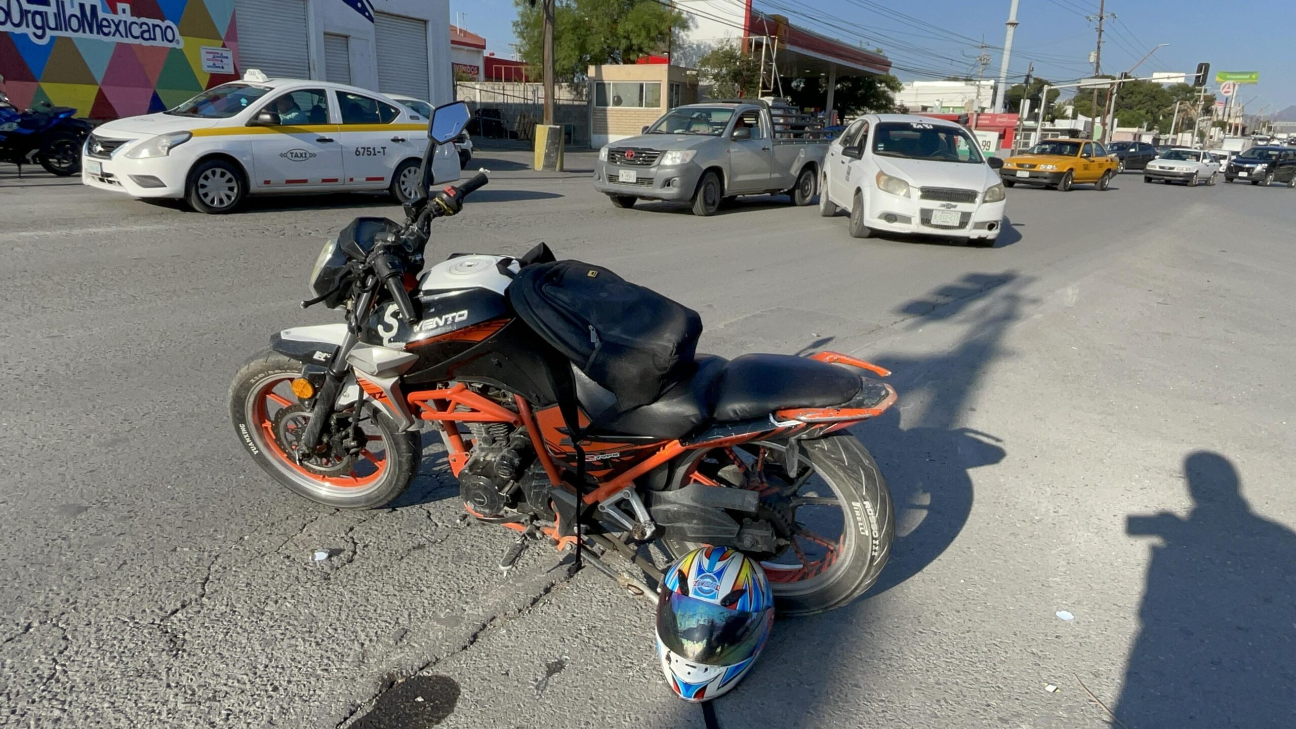 Da taxista vuelta amplia y arrolla a motociclista al oriente de Saltillo