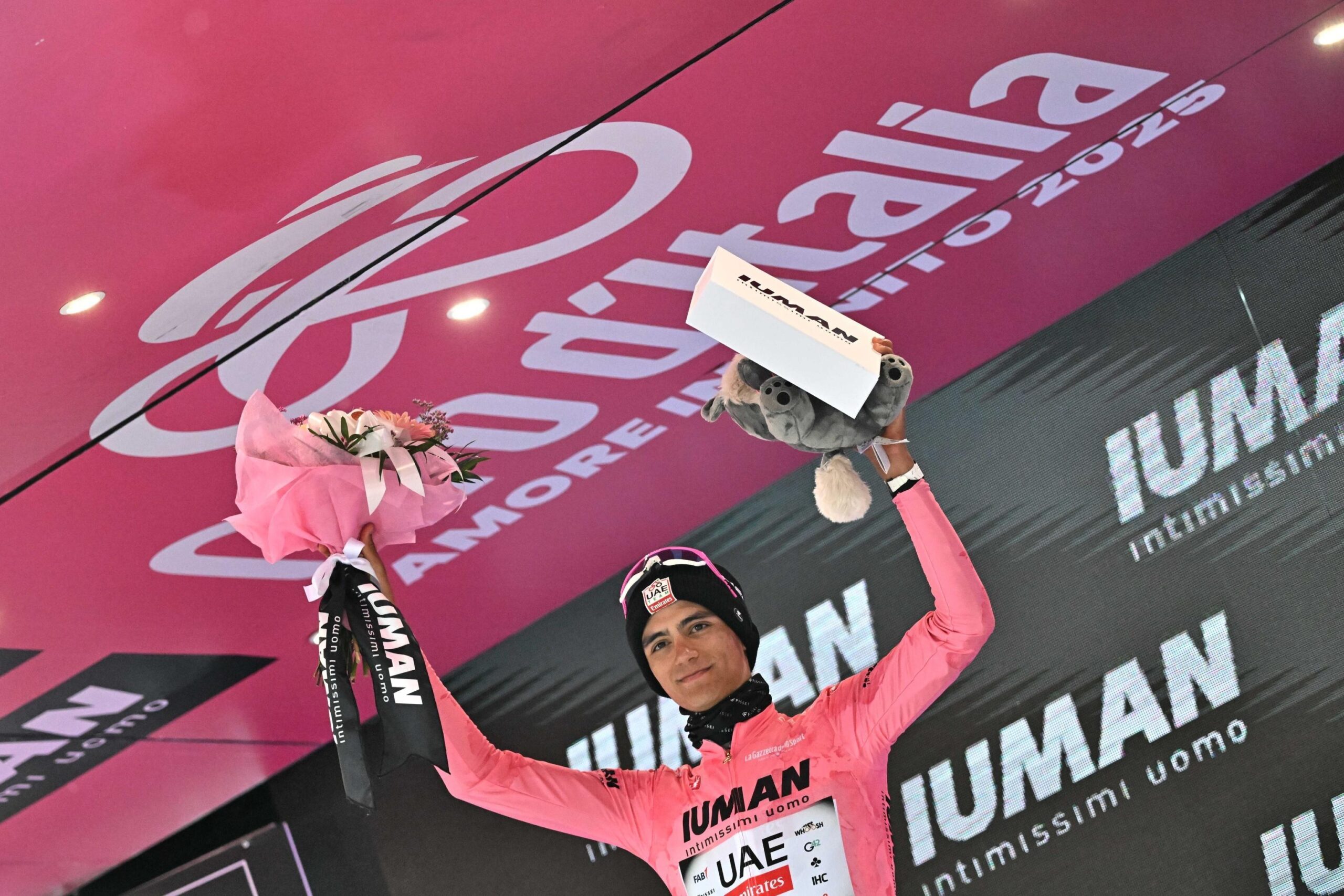Isaac del Toro mantiene la maglia rosa en el Giro de Italia tras la Etapa 12