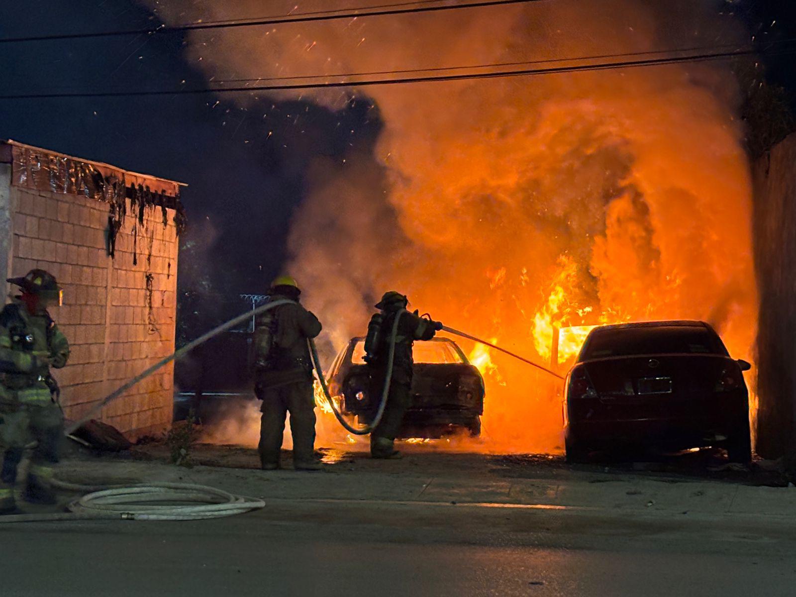 Saltillo: Tres vehículos arden en La Morita y generan alarma entre vecinos