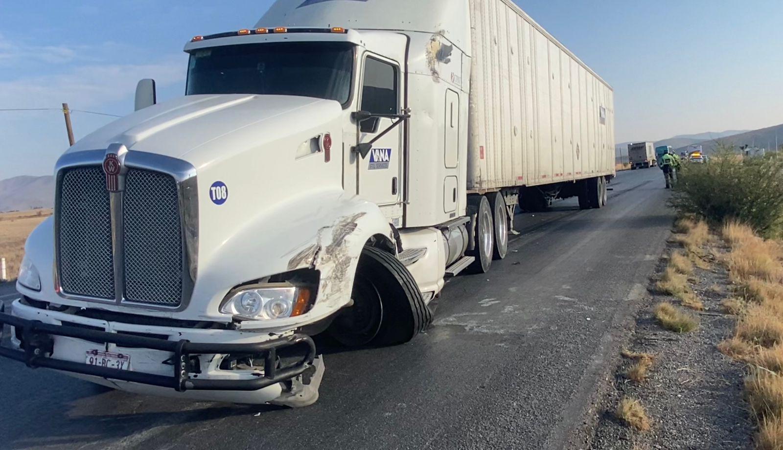Trailero dormita e impacta autobús de pasajeros, en la carretera a Zacatecas; hay cinco lesionados