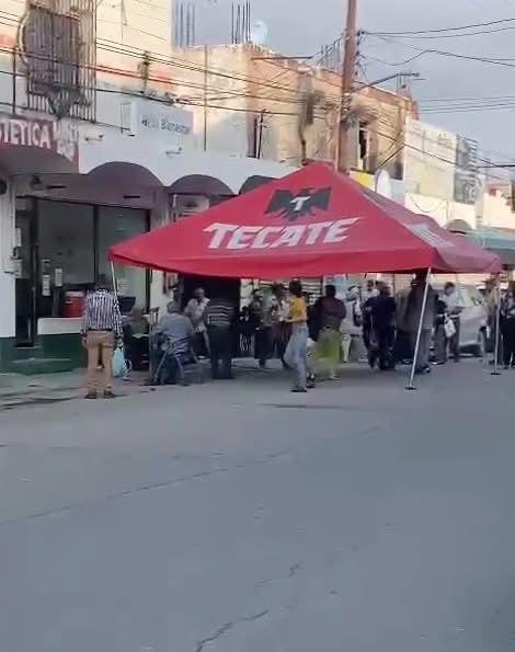 Adulto mayor asesina a su esposa en la fila del banco, después se suicida, en Monclova