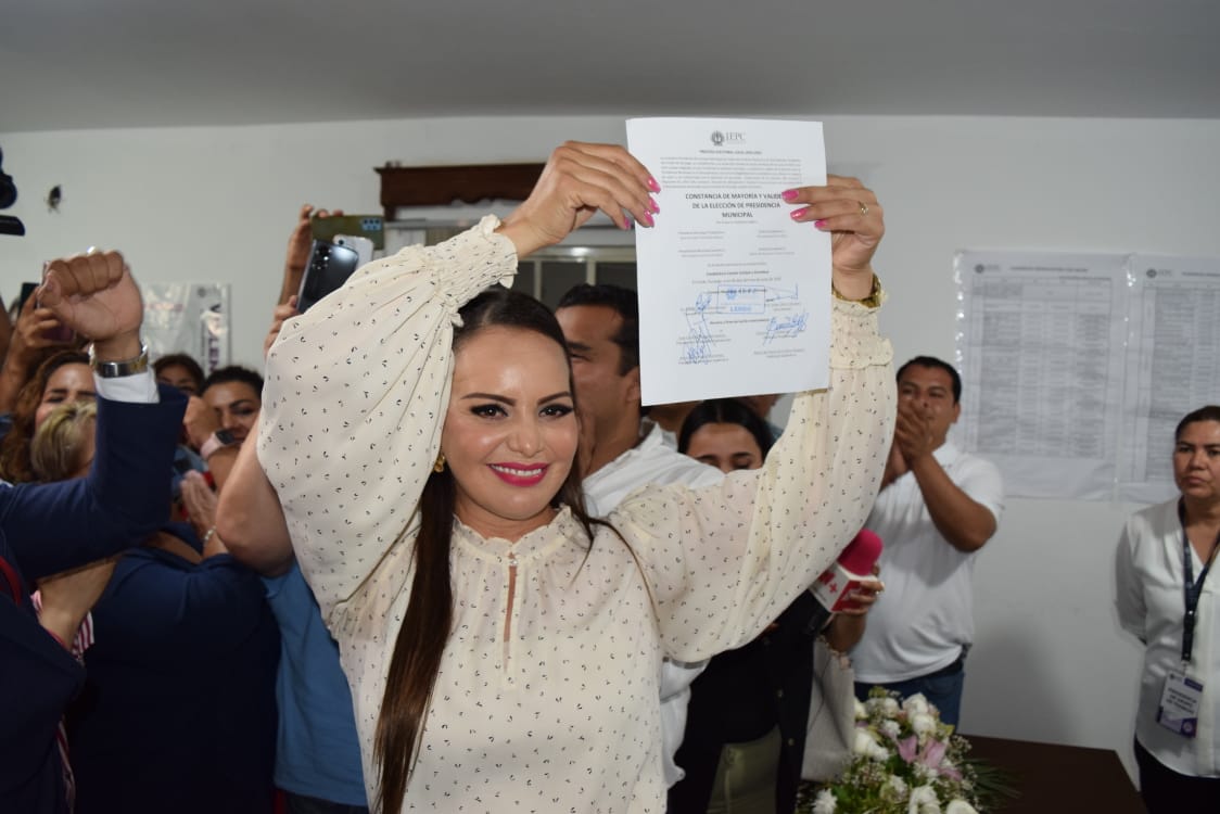 Susy Torrecillas recibe constancia de mayoría del IEPC