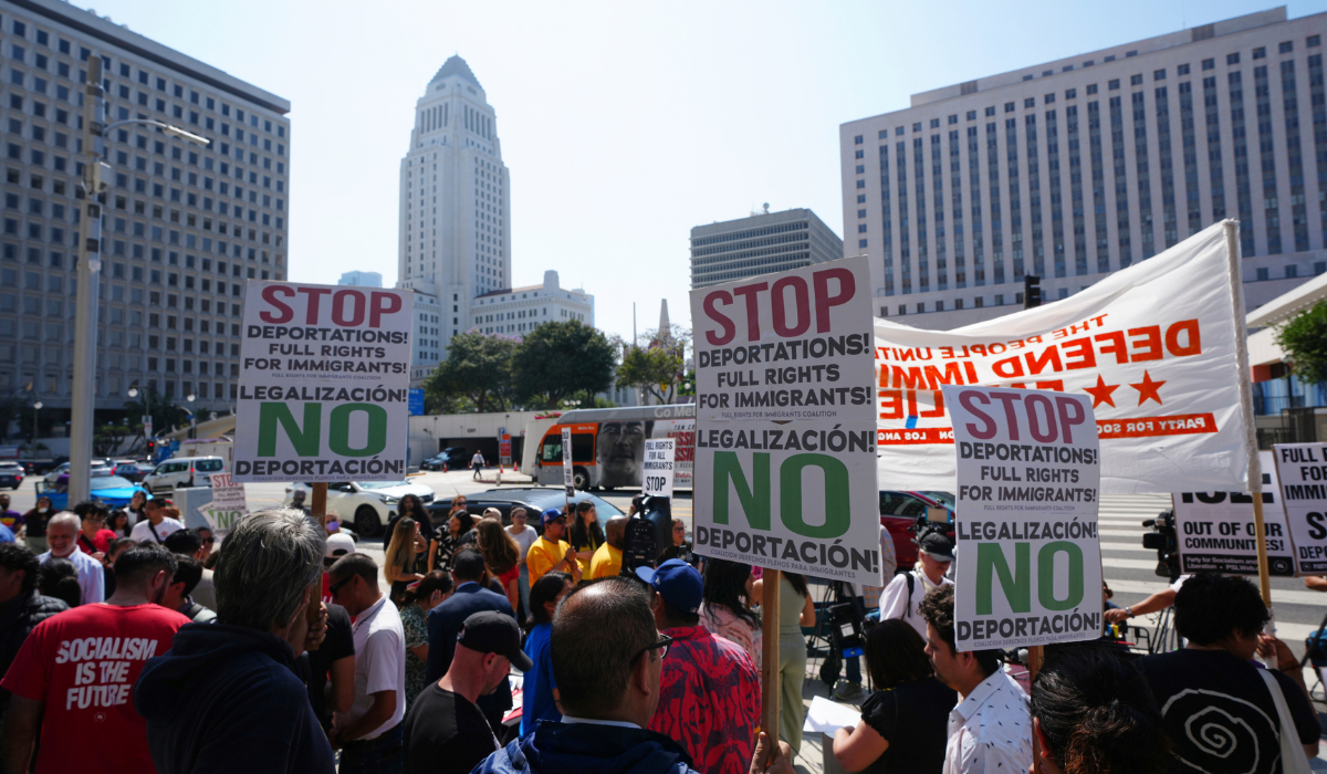 Así se enfrentaron manifestantes contra policías en Los Ángeles | VIDEOS