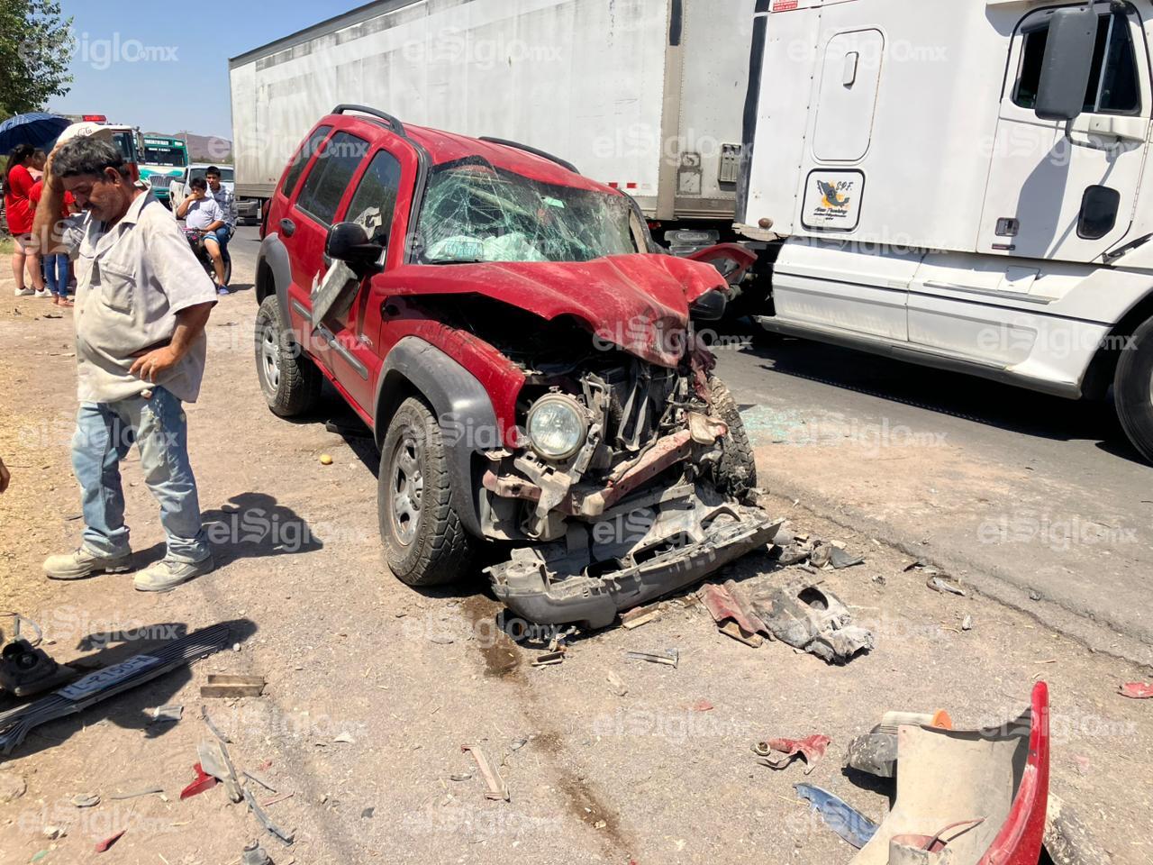 Chocan camionetas en León Guzmán; se reportan al menos seis lesionados graves