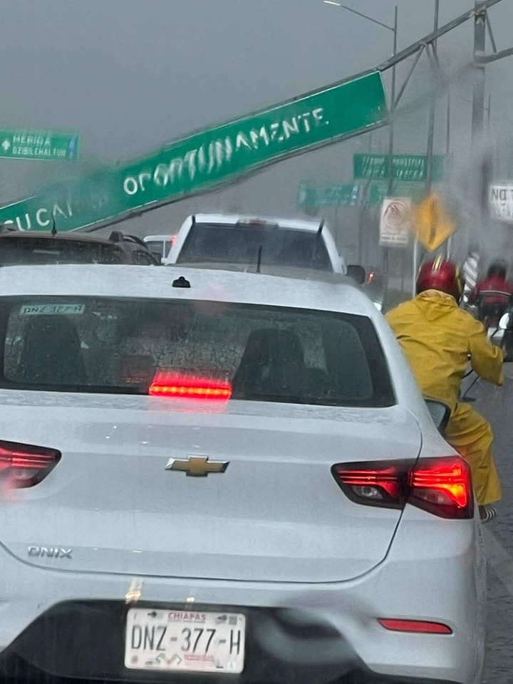 Se desploma letrero vial en la Mérida–Progreso por intensas lluvias