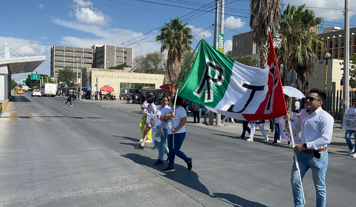 ‘Se están yendo nuestros médicos’, personal del IMSS marcha en Torreón para restituir RJP