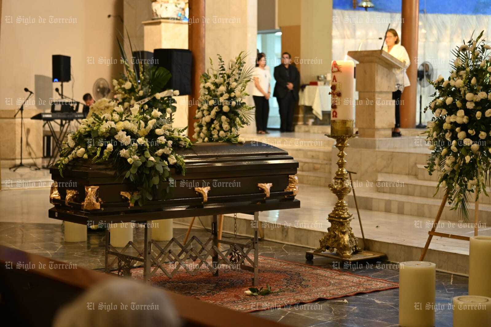 Reciben el cuerpo del padre Zatarain en la parroquia de San José