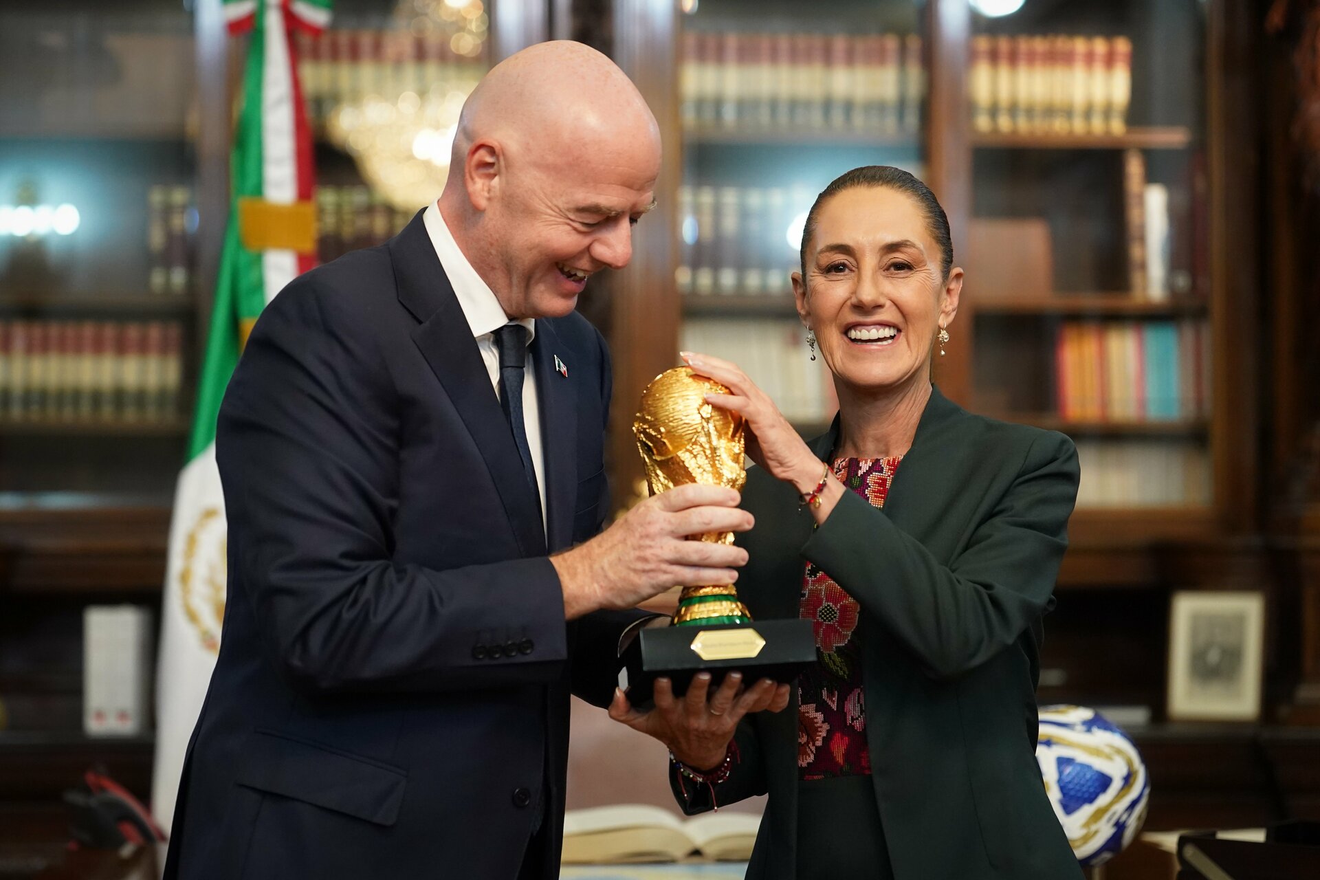 Claudia Sheinbaum recibe la Copa del Mundo de manos de Gianni Infantino