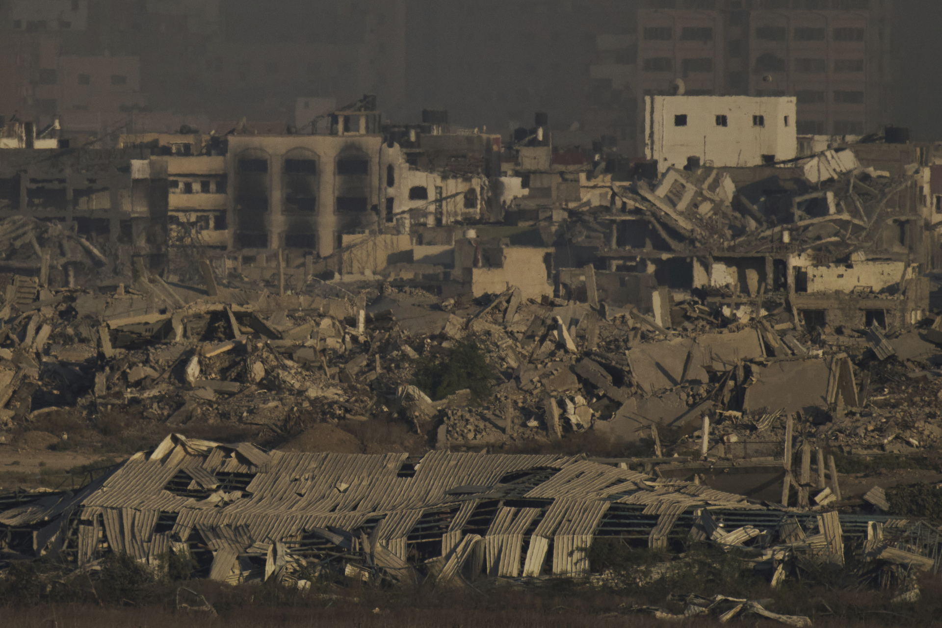 Israel mata a más de 100 palestinos desde el sábado y sigue destruyendo la Ciudad de Gaza