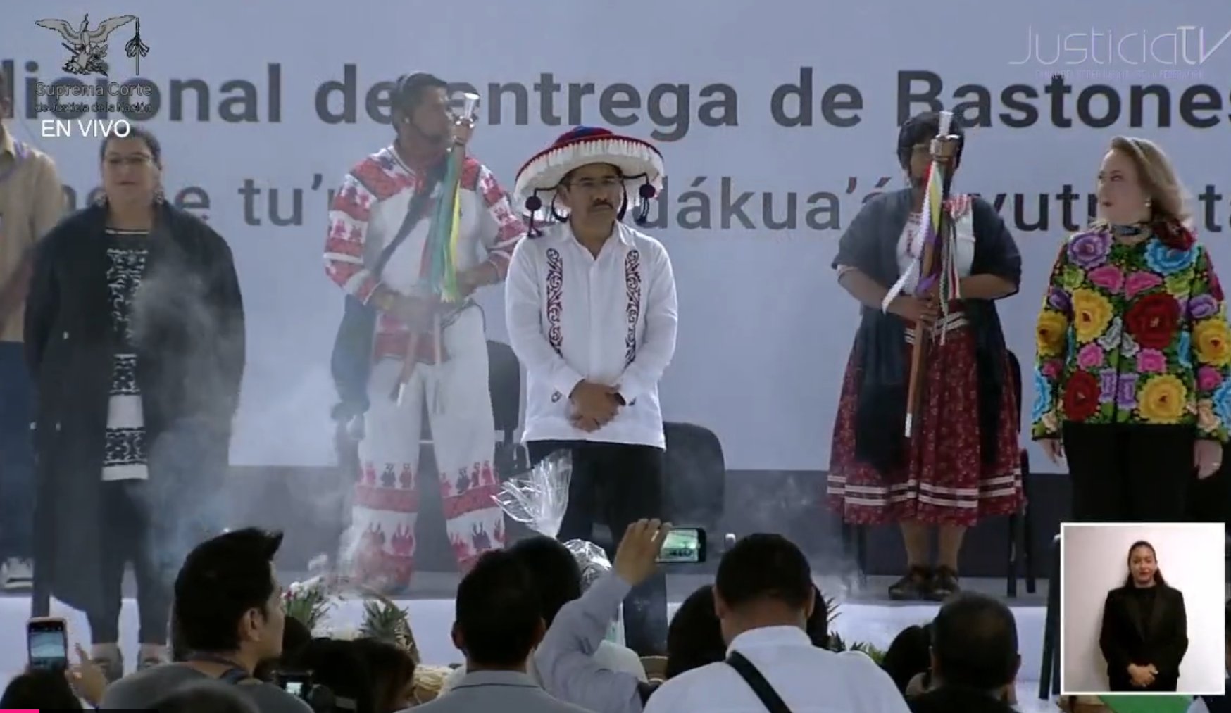 Ministros de la SCJN reciben bastón de mando de los Pueblos Indígenas
