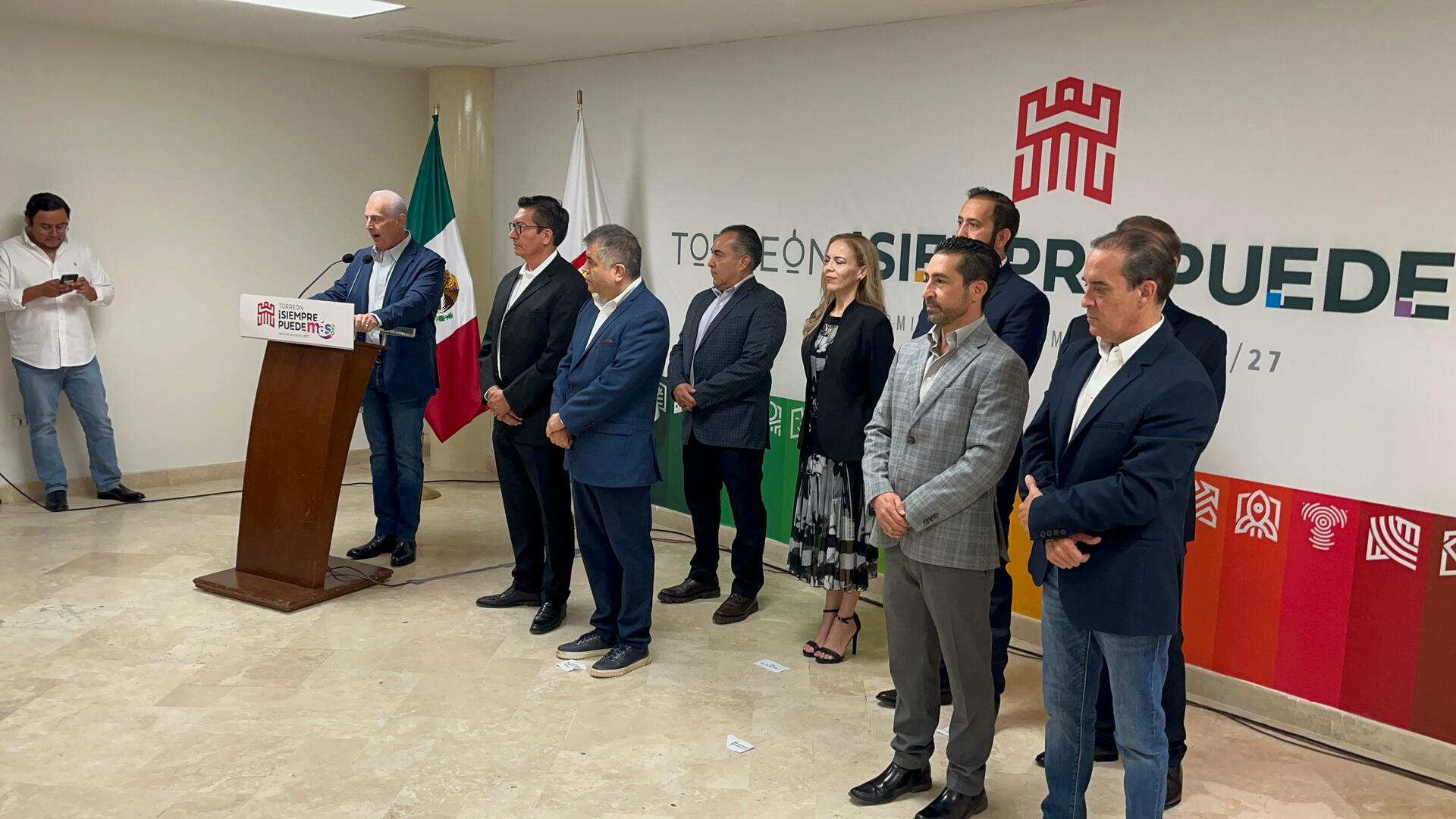 Entrega alcalde Román Cepeda nombramientos a 7 funcionarios