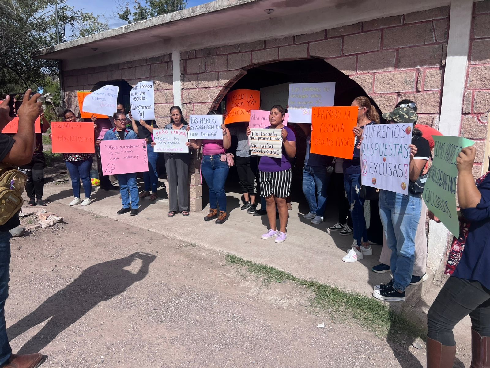‘Una bodega no es una escuela’, realizan plantón en Cuencamé para exigir construcción de Telesecundaria