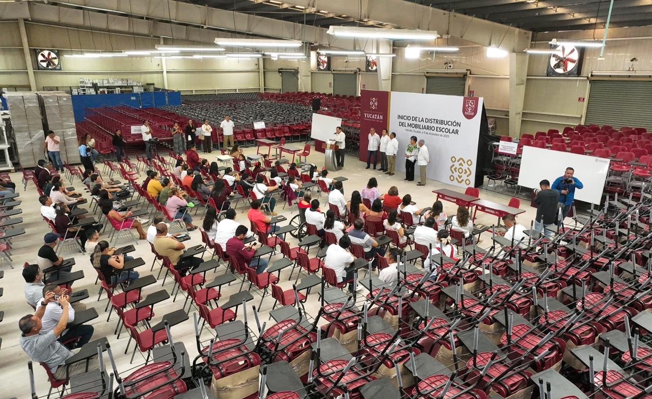 Inicia la distribución de mobiliario y equipo escolar