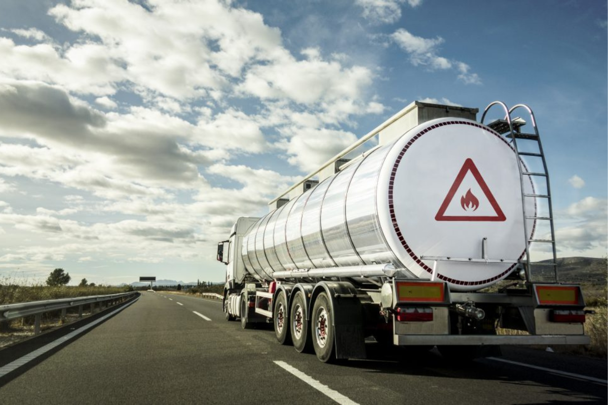 Constructoras alertan por extorsiones en transporte de combustibles