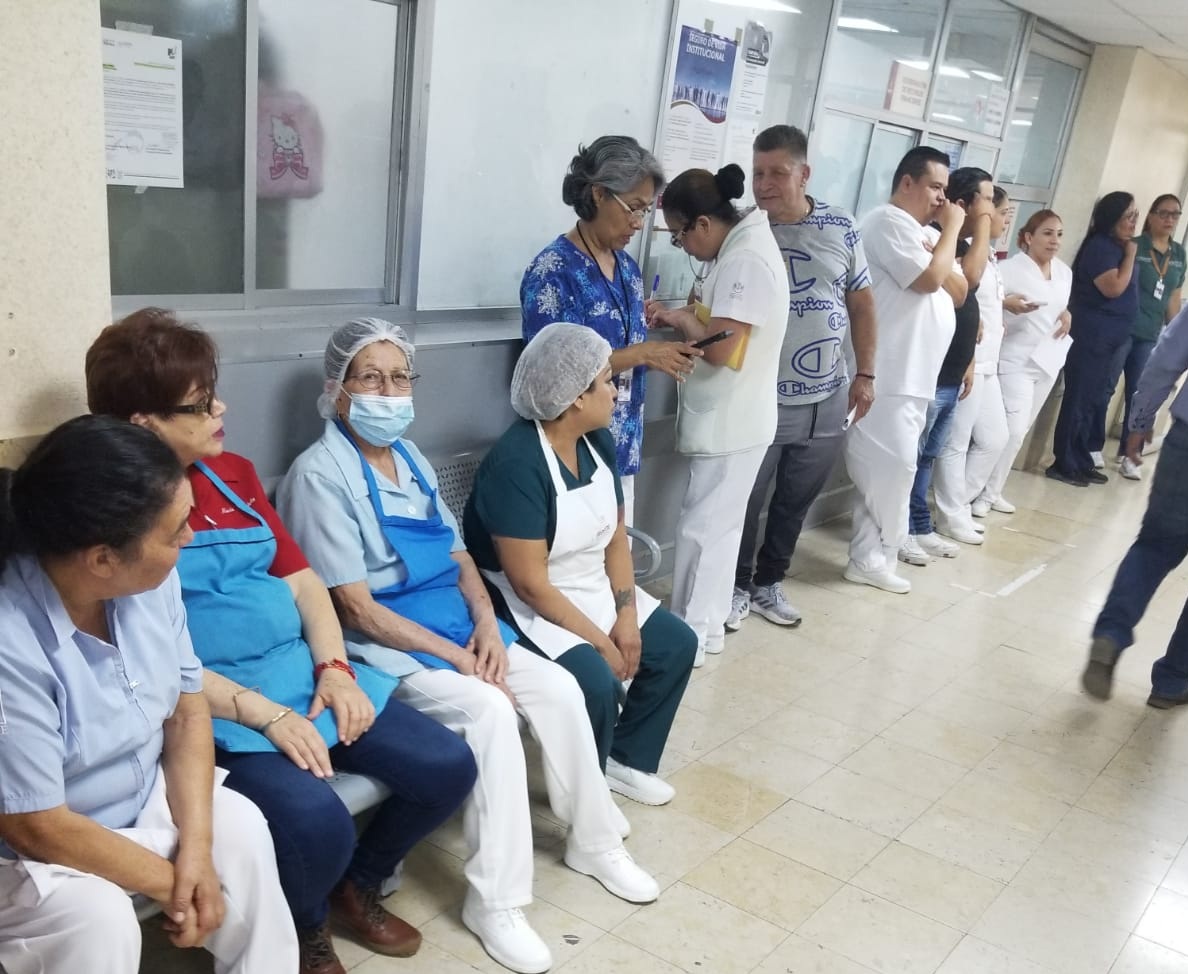 Protestan trabajadores del ISSSTE de Gómez Palacio ante falta de climatización