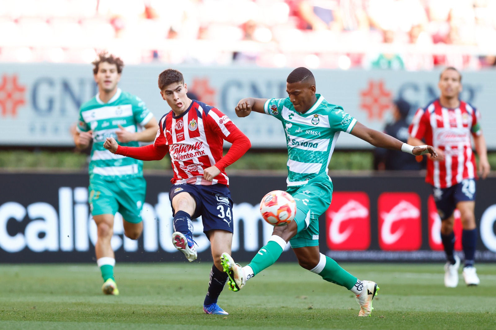 Santos cae en su visita a las Chivas