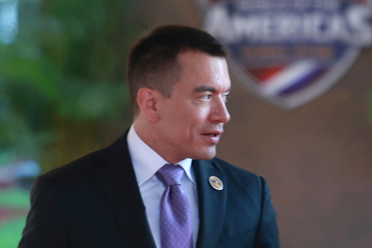 Presidente de Ecuador niega bombardeos contra Colombia, pese a denuncia de Gustavo Petro