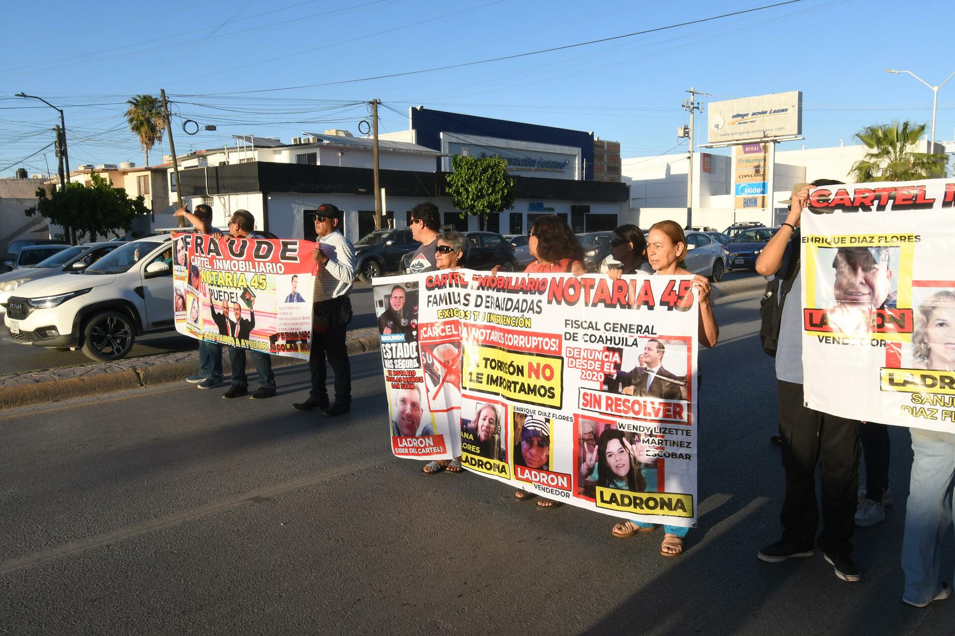 Se manifiestan y bloquean la Juárez afectados por fraude inmobiliario