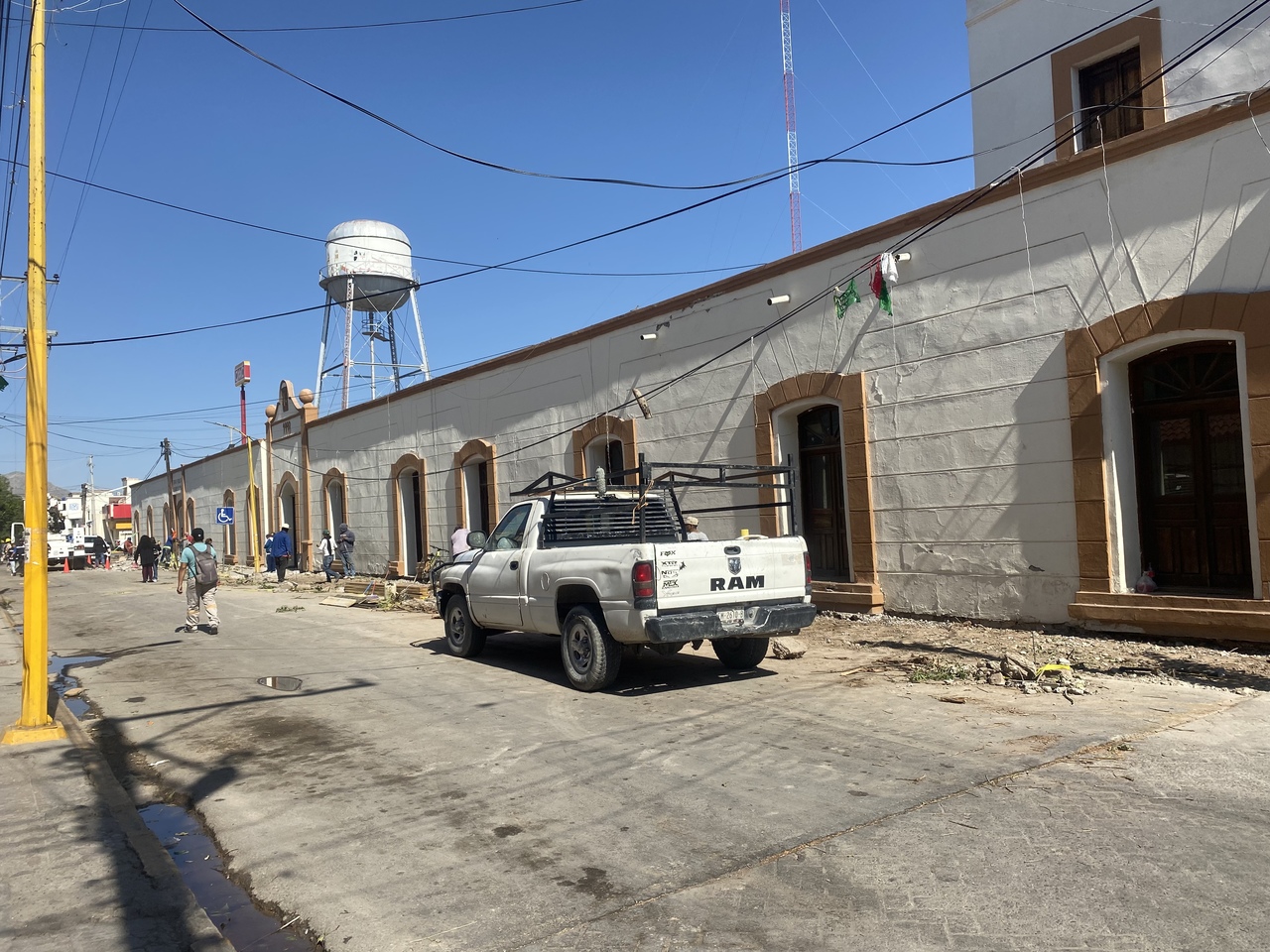 Sorprende a regidores retiro de árboles por daños en presidencia de Lerdo