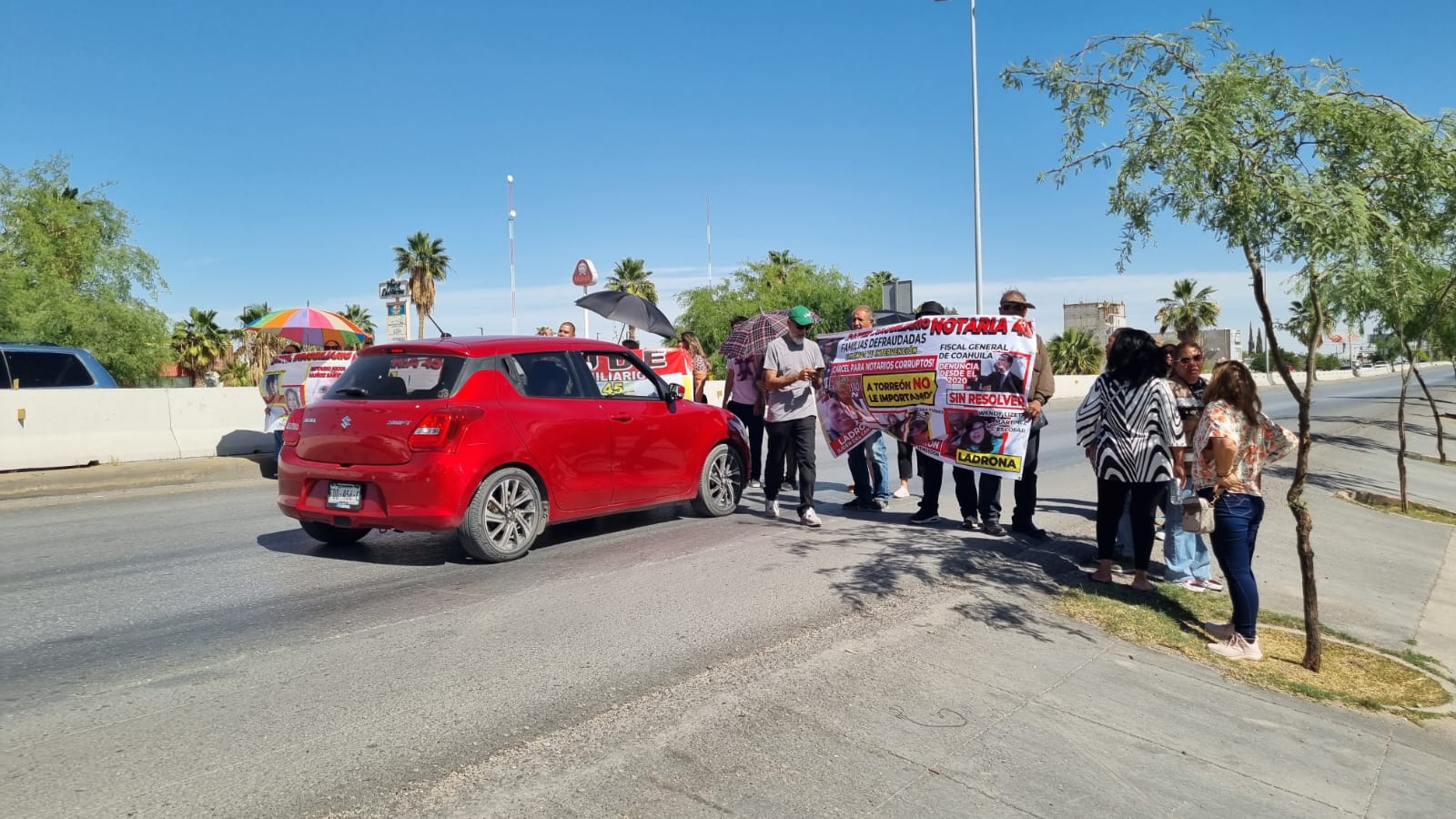 Afectados por fraude inmobiliario bloquean periférico