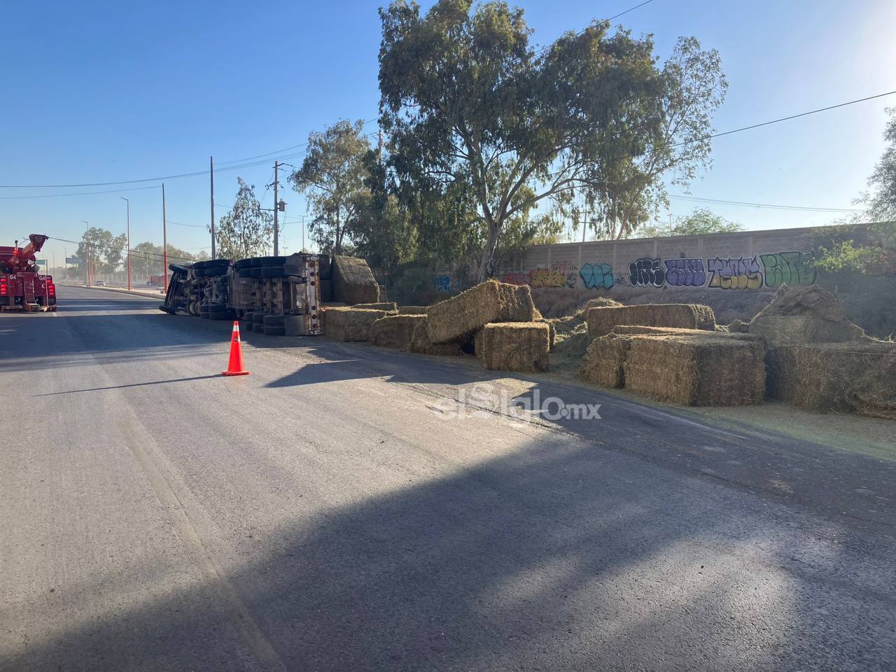 Vuelca tráiler con pacas de alfalfa en la entrada a ciudad Lerdo