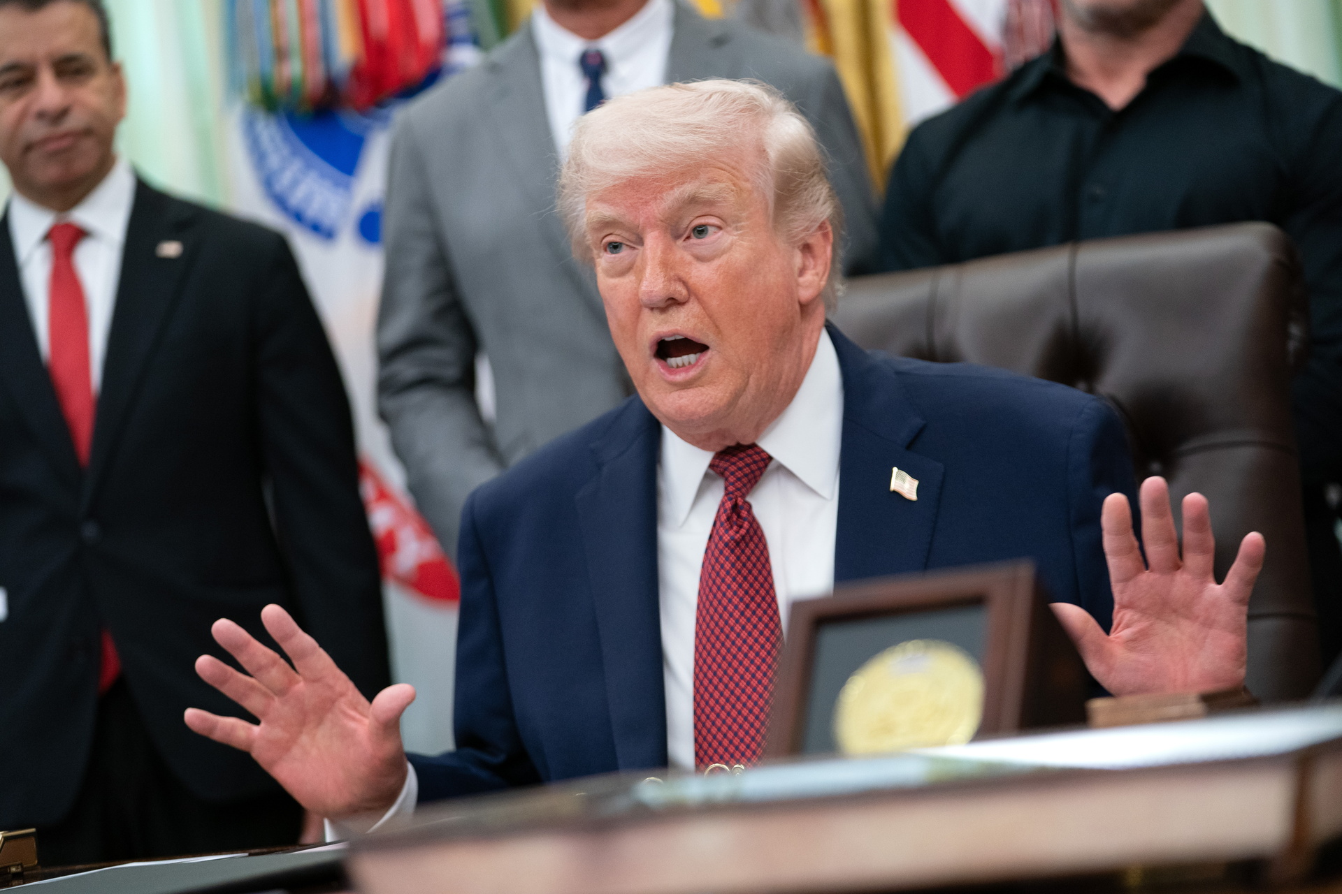 Se deploma aprobación de Trump al 37 %