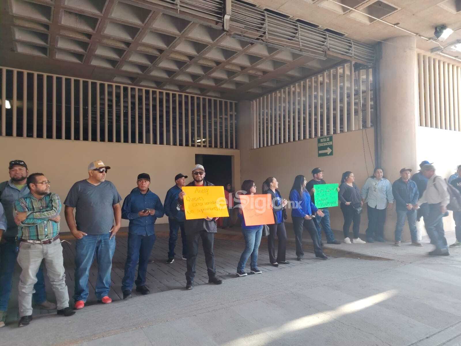 Cierran puertas de presidencia de Torreón previo al paro de mil 400 trabajadores
