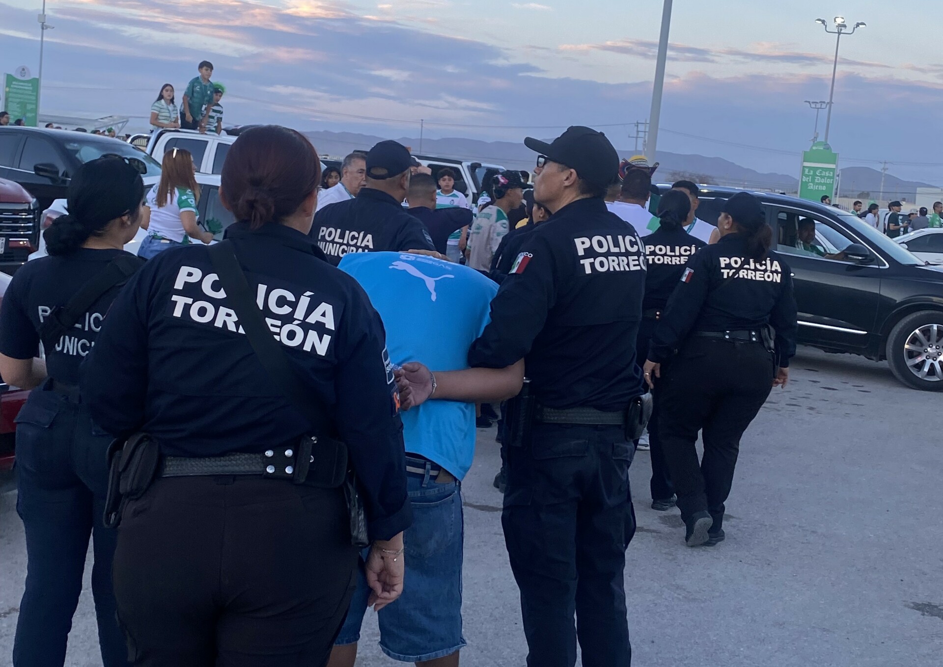 Policía actúa y detiene a más de 10 tras disturbios al salir del TSM