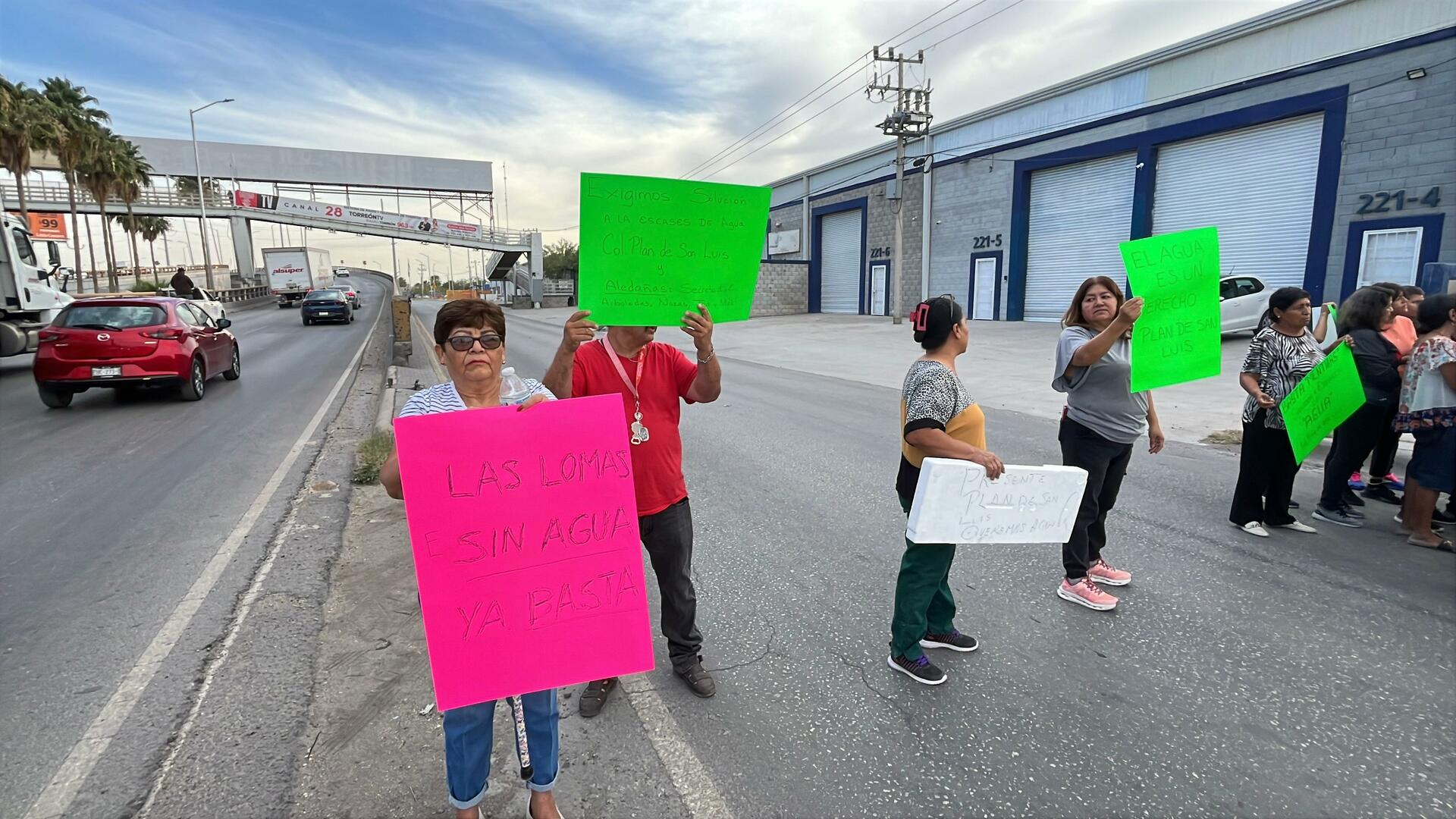 Se intensifican bloqueos en Torreón por falta de agua; cierran carril del Periférico y avenida Juárez